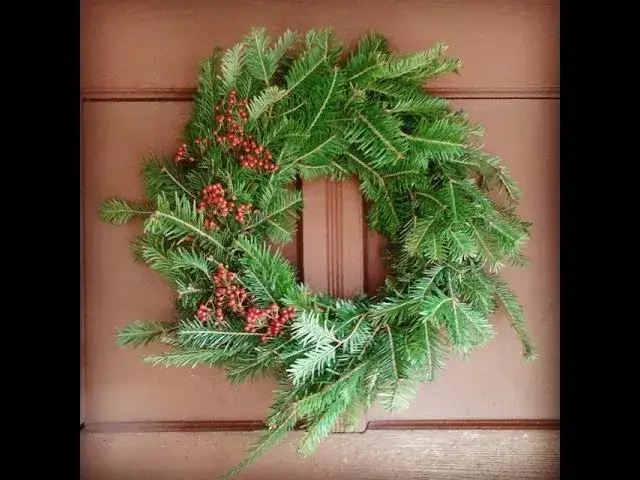 DIY wieniec świąteczny z żywych gałązek