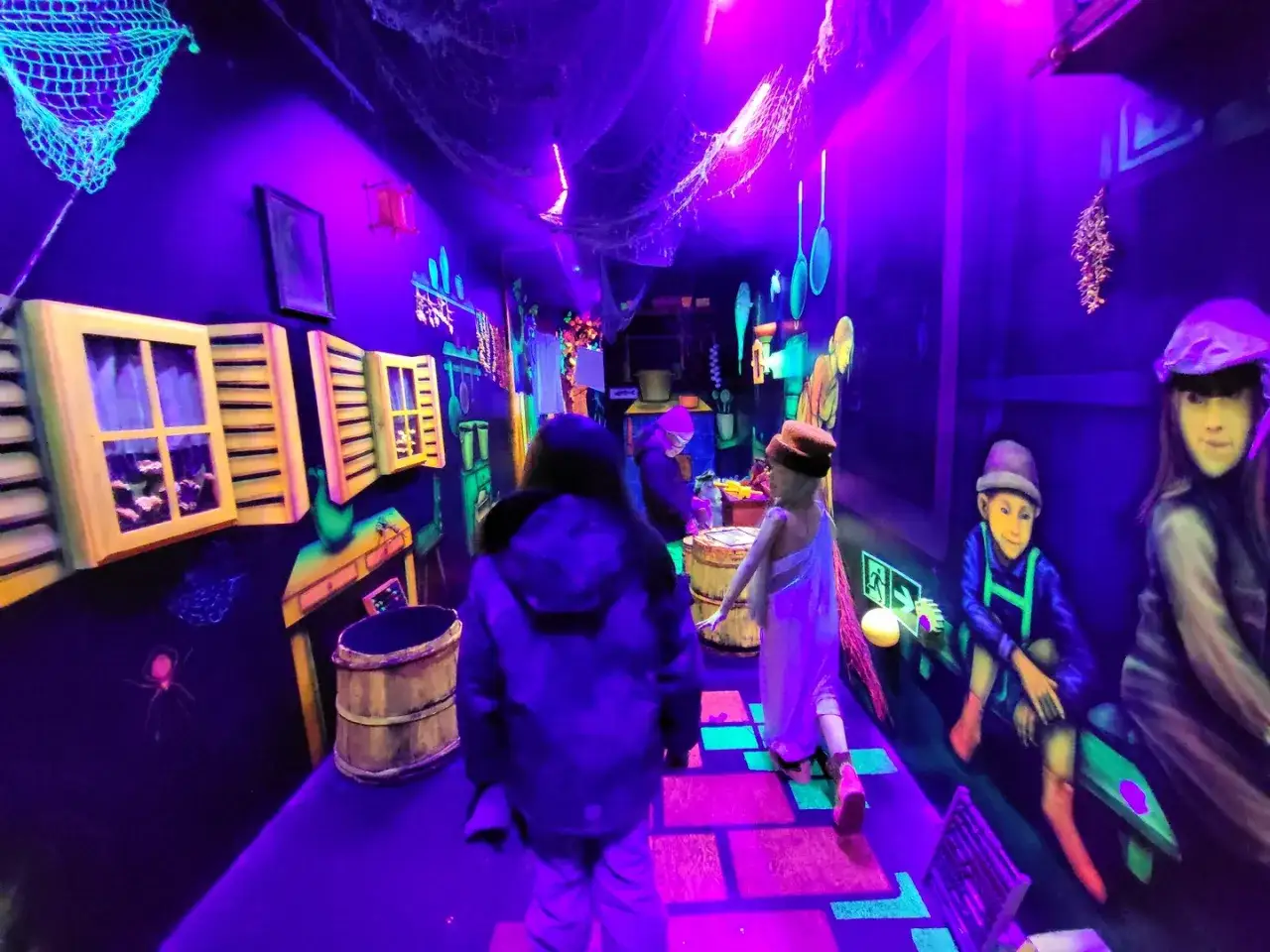 Kolorowa, neonowa ścieżka prowadzi do ukrytej krainy w Kołobrzegu. Dzieci wchodzą do świata fluorescencyjnych malowideł i rekwizytów.