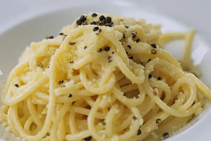 składniki na spaghetti z parmezanem, parmigiano reggiano, makaron spaghetti