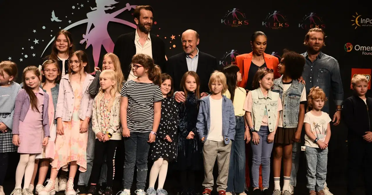 Grupa dzieci i dorosłych na scenie, nawiązująca do filmu 