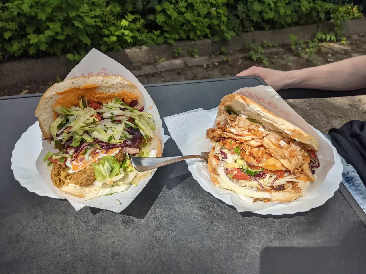 Por&oacute;wnanie kebaba z falafelem i kebaba z kurczakiem