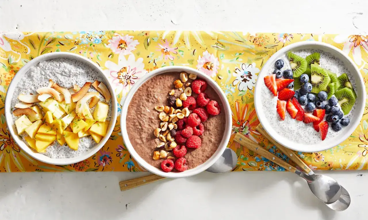 Pudding chia z owocami i orzechami. Nasiona chia mają niski indeks glikemiczny, co czyni je idealnym wyborem na zdrowe śniadanie.