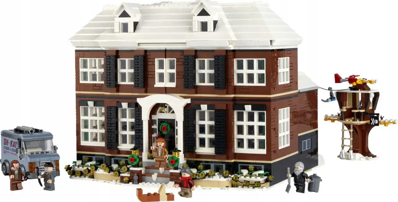 Jak zbudować domek z klocków LEGO? Zestaw zawiera dom, drzewo z tyrolką, furgonetkę i figurki.