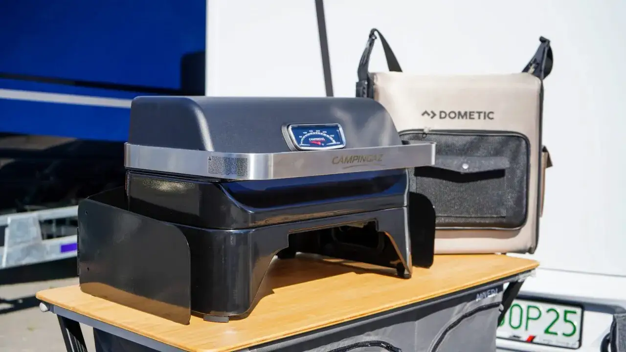 Przenośny grill i torba Dometic to kluczowe elementy, co zabrać do przyczepy kempingowej na letnie grillowanie.