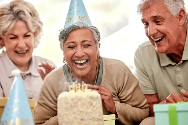 Lachende ältere Menschen Geburtstag