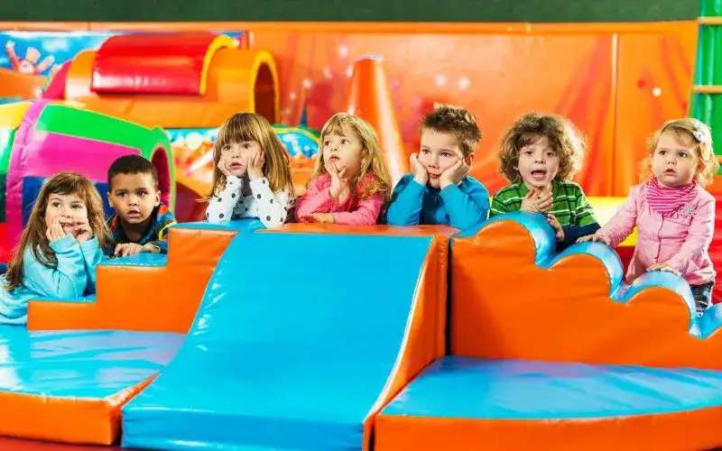 dzieci bawiące się w Krakowie