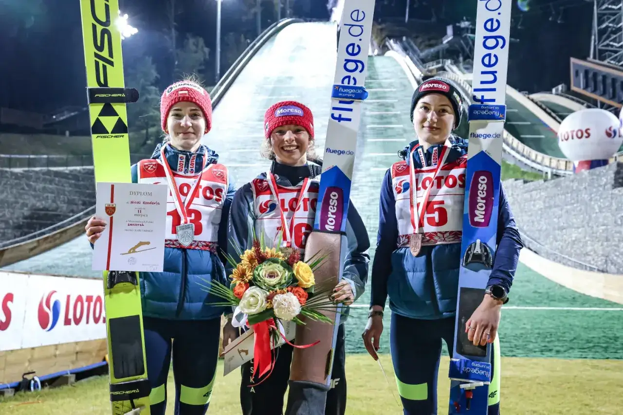 Trzy skoczkinie narciarskie z medalami i nartami. Choć waga skoczkinie narciarskie jest kluczowa, tu liczy się radość ze zwycięstwa.