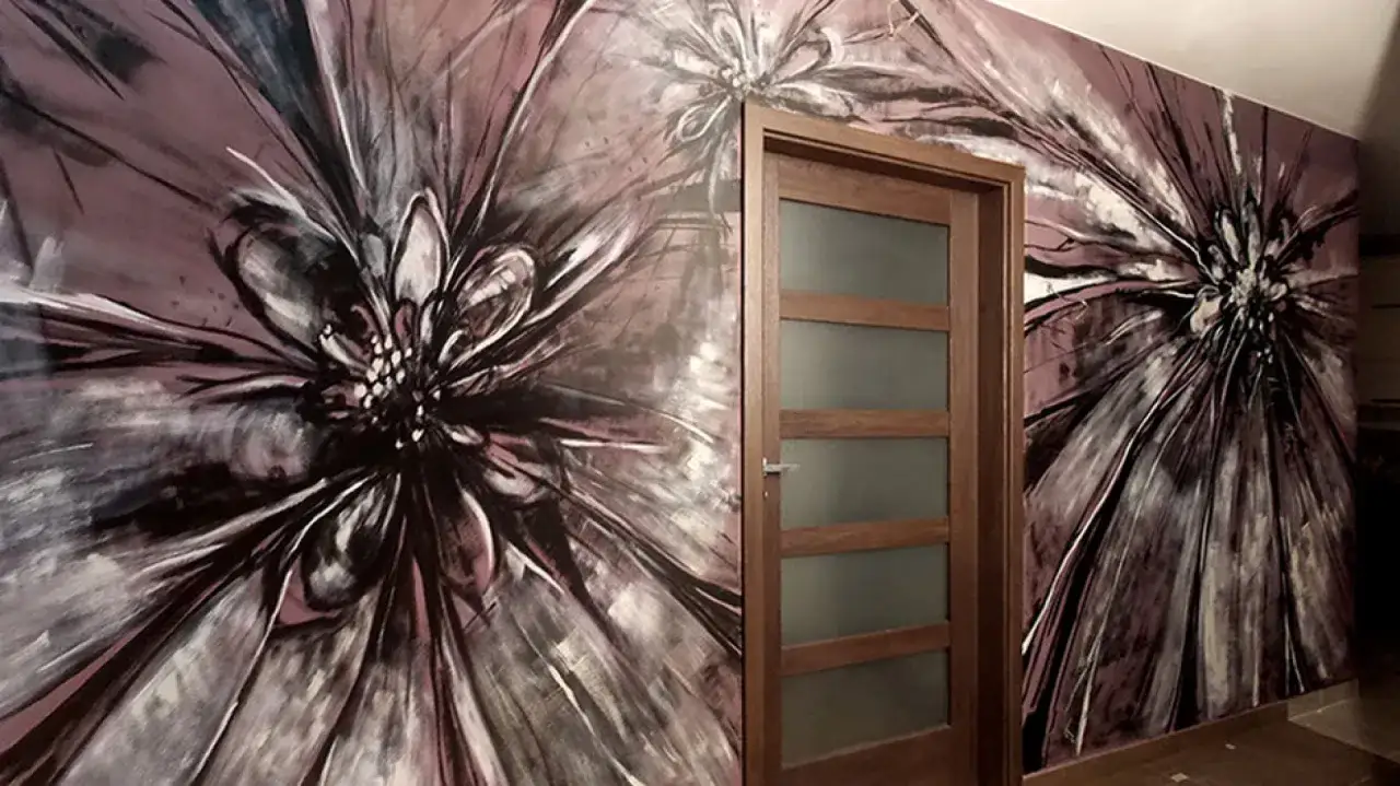 Impresjonistyczne wzory malowania ścian z motywem kwiatów w odcieniach fioletu i czerni, tworzące dynamiczną kompozycję.
