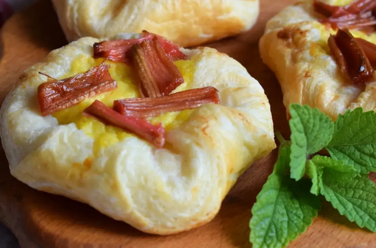 Pyszne ciasto francuskie z rabarbarem i kremem. Idealne na deser lub śniadanie.