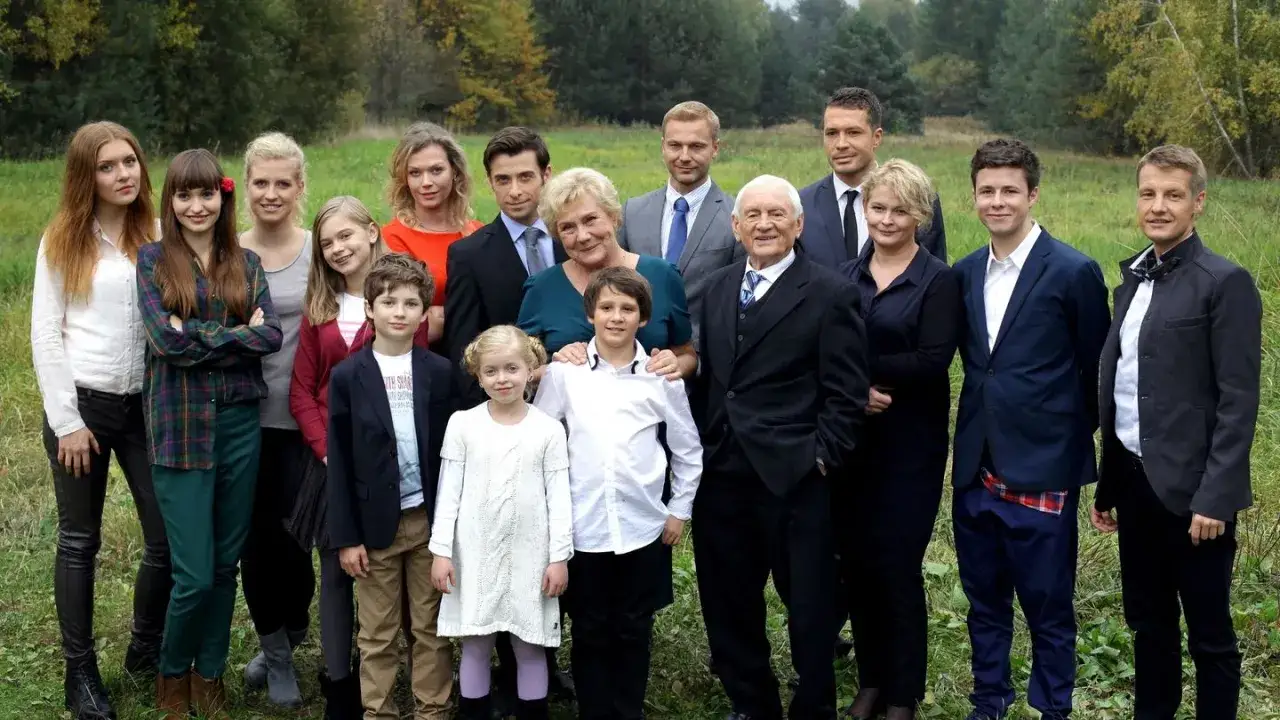 Aktorzy, którzy grali w m jak miłość, pozują do zdjęcia grupowego na tle jesiennego krajobrazu.