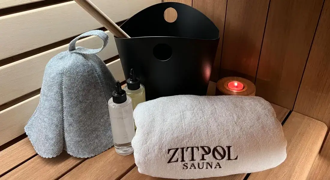 Hotelowa sauna wyposażenie ręczniki klapki