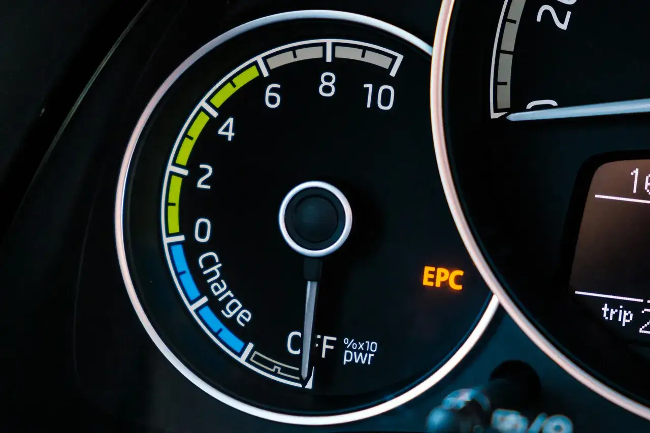 Pomarańczowa kontrolka EPC świeci na desce rozdzielczej Seat Ibiza, sygnalizując problem z silnikiem.