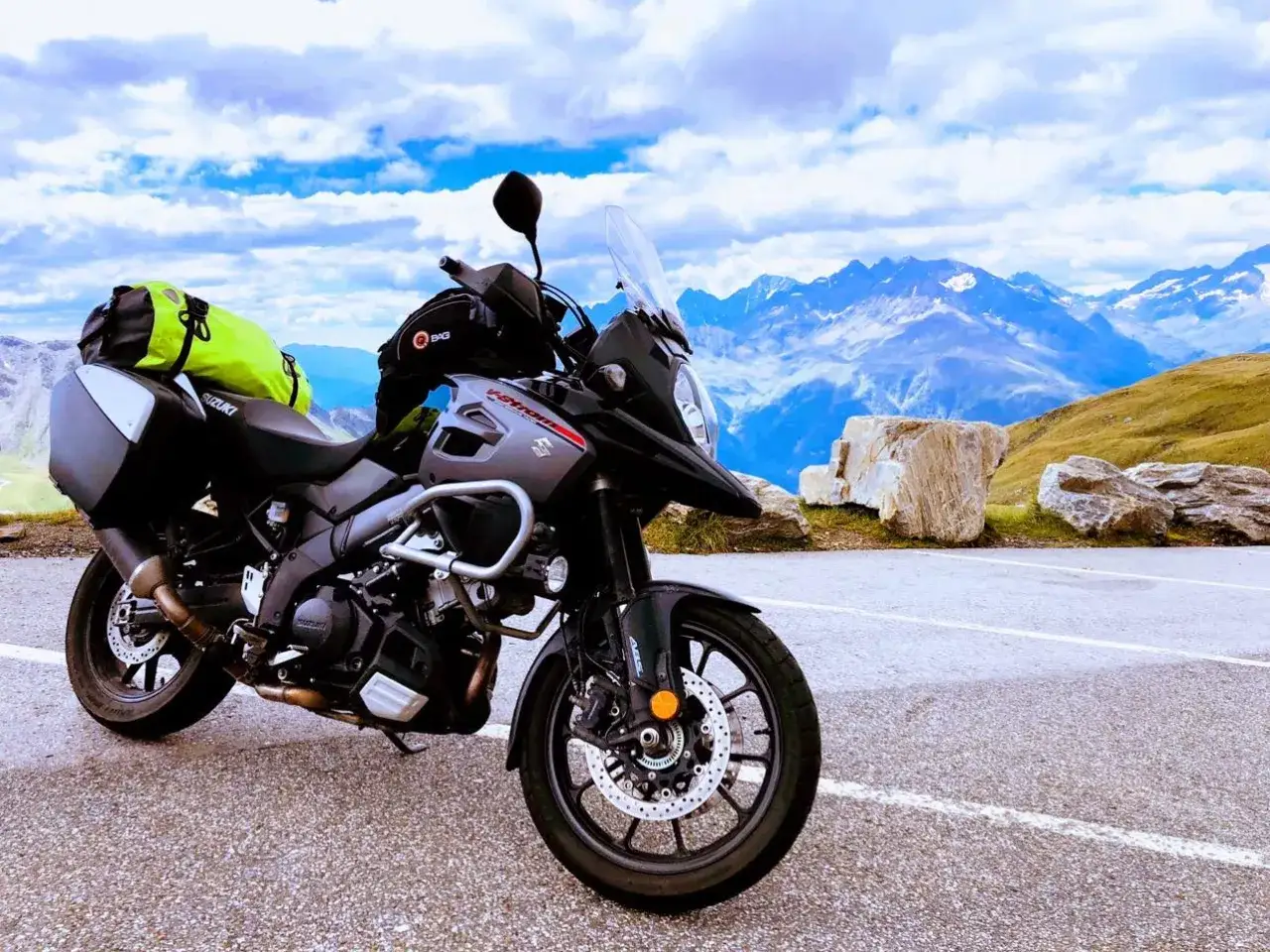 Suzuki V-Strom got ubranie na motor turystyczny. Gotowy na przygodę w g&oacute;rach z bagażem.