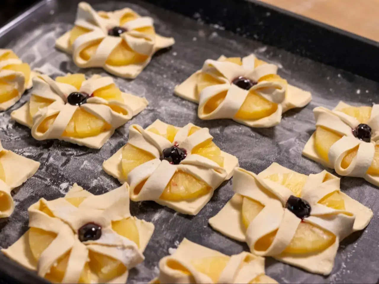 Przygotowanie ciasta francuskiego do zawijania