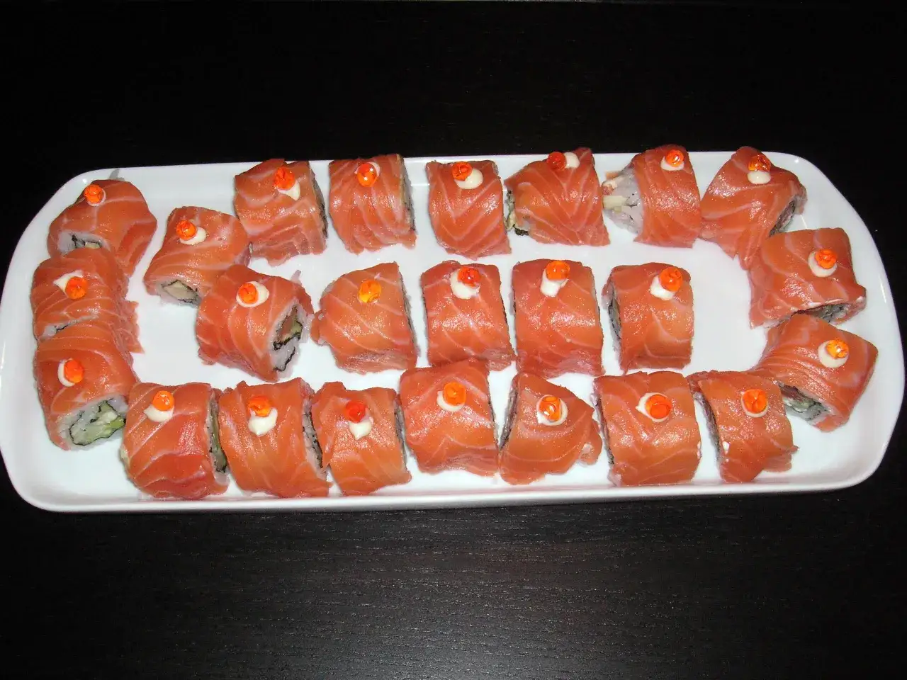 Krojenie łososia na plastry do sushi ostrym nożem