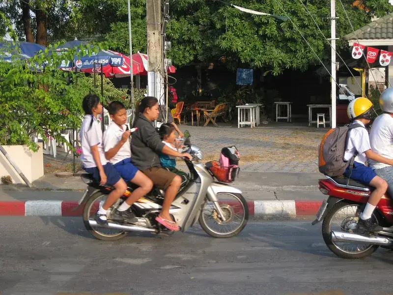 ruch uliczny w Tajlandii skutery