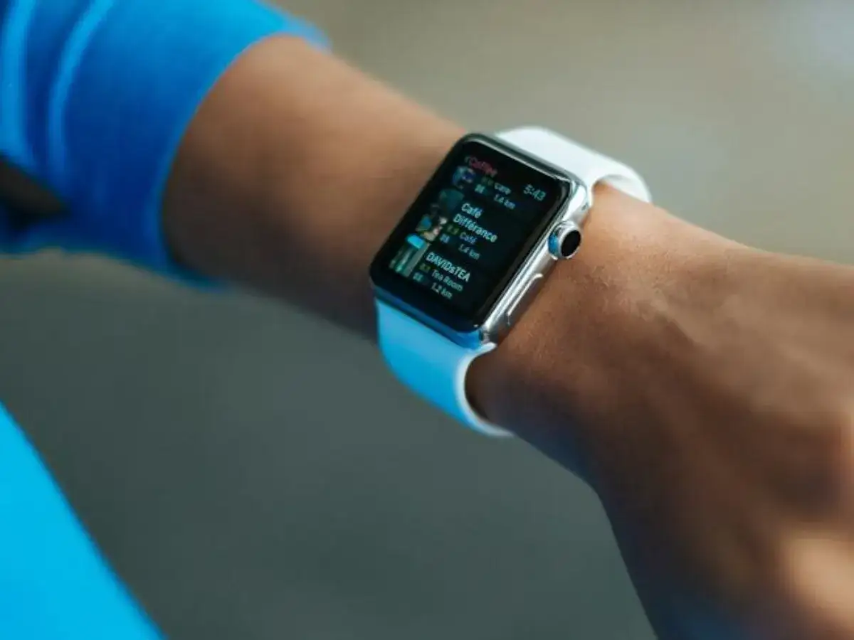 Apple Watch na nadgarstku z iPhone'em