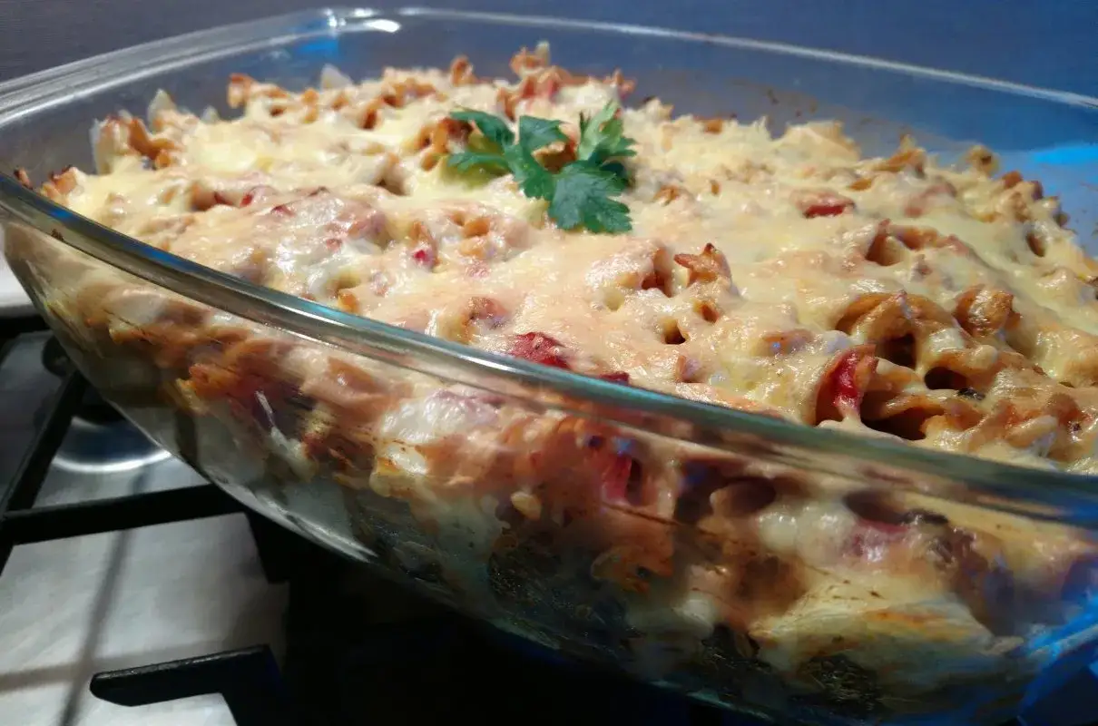 Zapiekanka z makaronem i kiełbasą w sosie śmietanowym