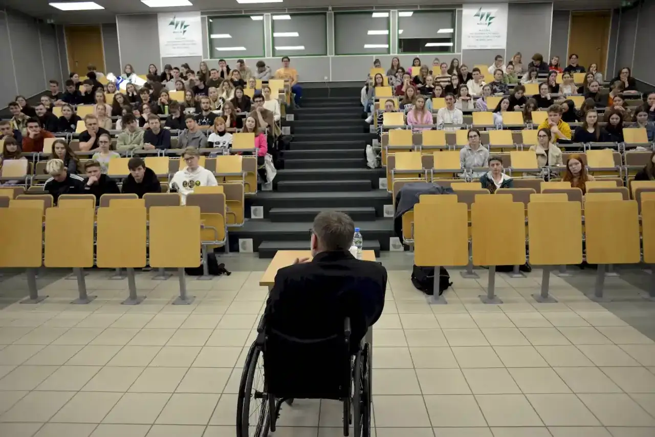 student fizjoterapii na wykładzie