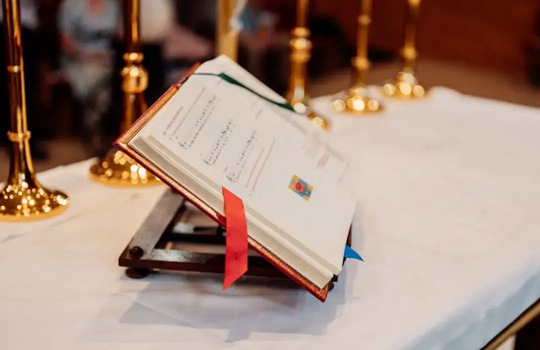 dokumenty potrzebne do ślubu kościelnego ułożone na stole