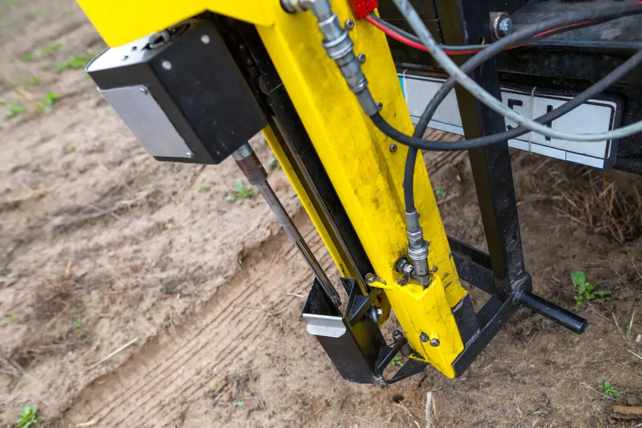 Profesjonalne badanie gruntu pod budowę domu. Maszyna wierci w ziemi, pobierając próbki do analizy.