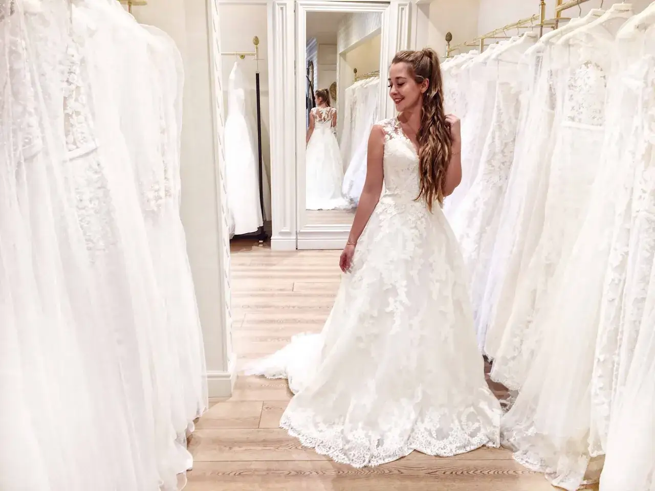 panna młoda przymierza suknię ślubną w salonie