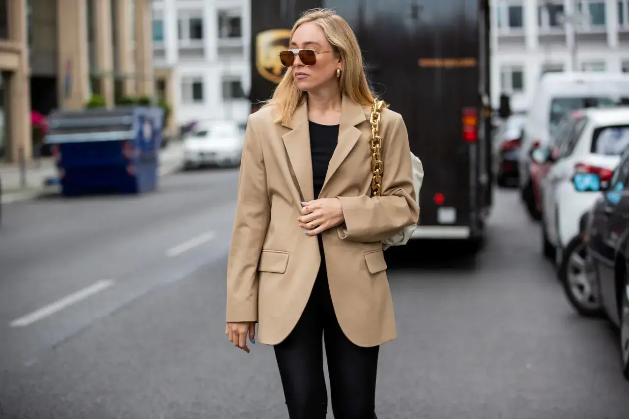 stylizacje legginsy z długą marynarką swetrem oversize