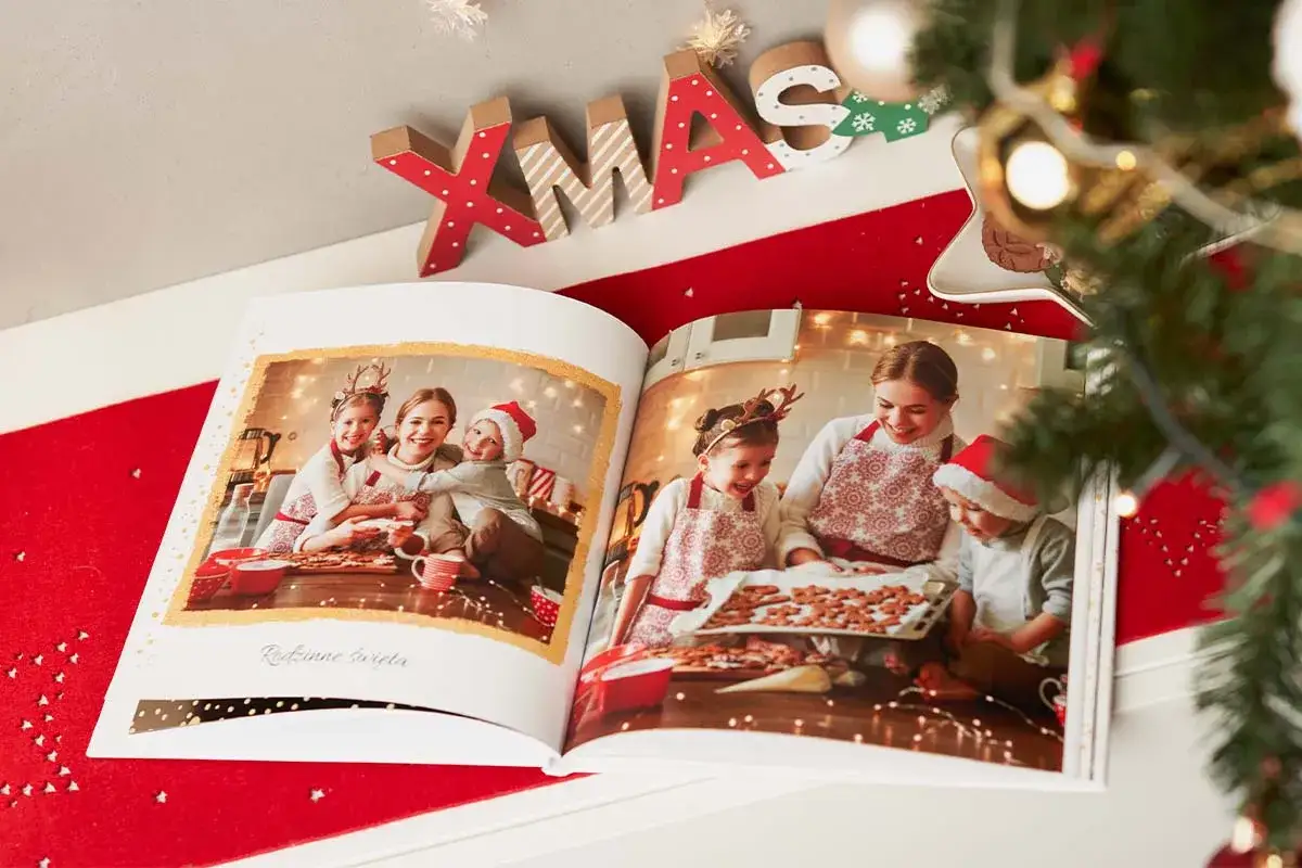 Rodzinne zdjęcia z pieczenia pierniczków to świetny pomysł, co kupić rodzicom pod choinkę.