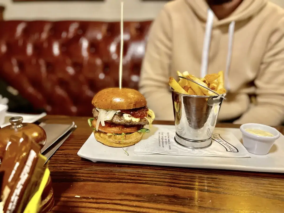 Pyszny burger z frytkami w metalowym wiaderku, idealny pomysł, gdzie na obiad.