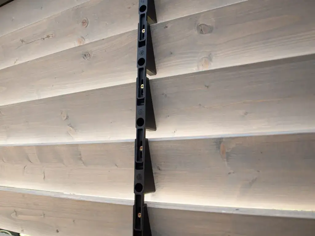 Montaż desek poziomych na płocie krok po kroku