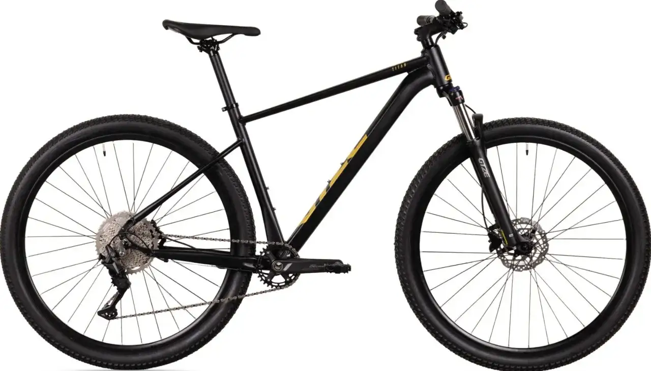 Czarny rower xc z ż&oacute;łtymi akcentami, amortyzatorem z przodu i przerzutkami Shimano. Gotowy na każdą trasę!