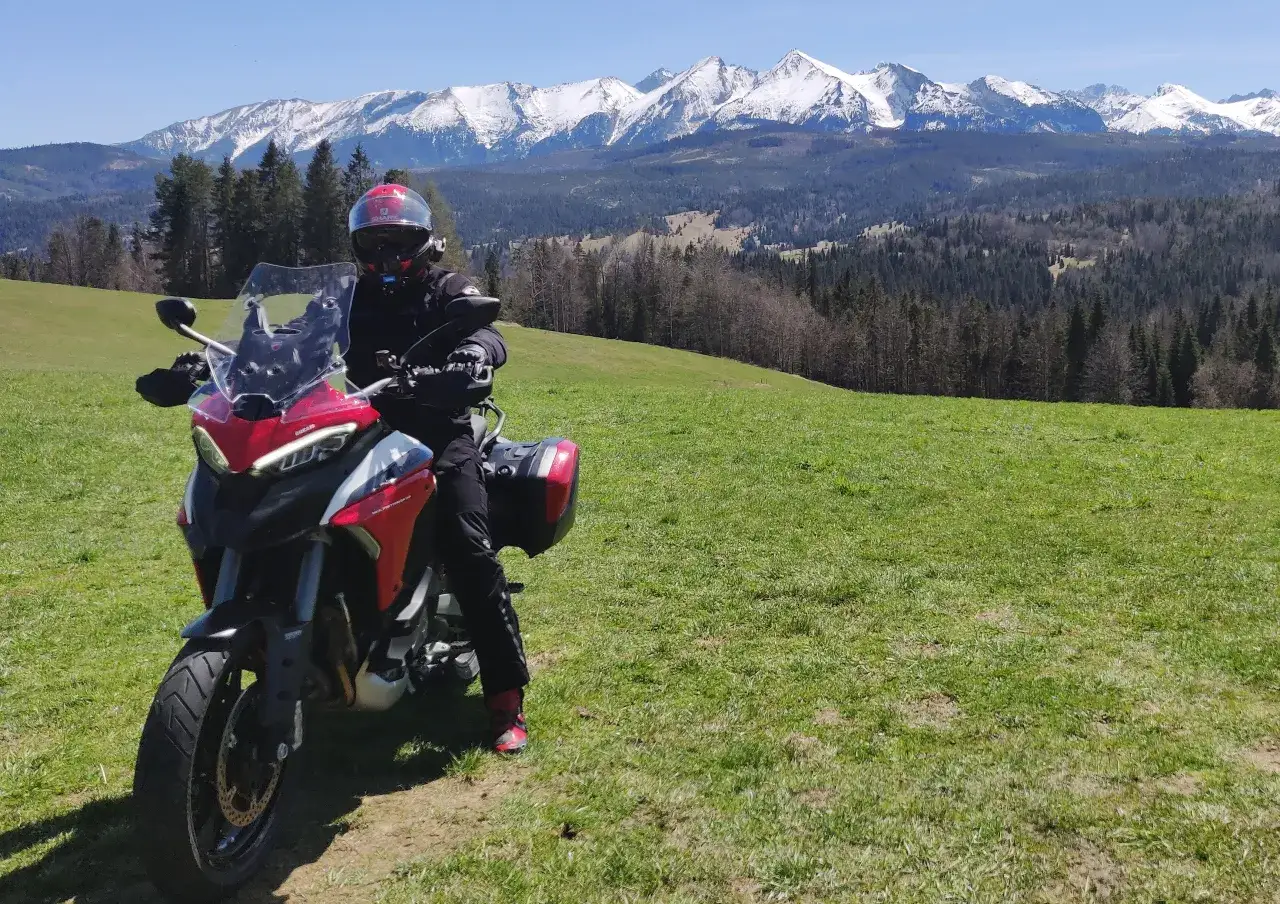 Motocyklista w deszczu w górach