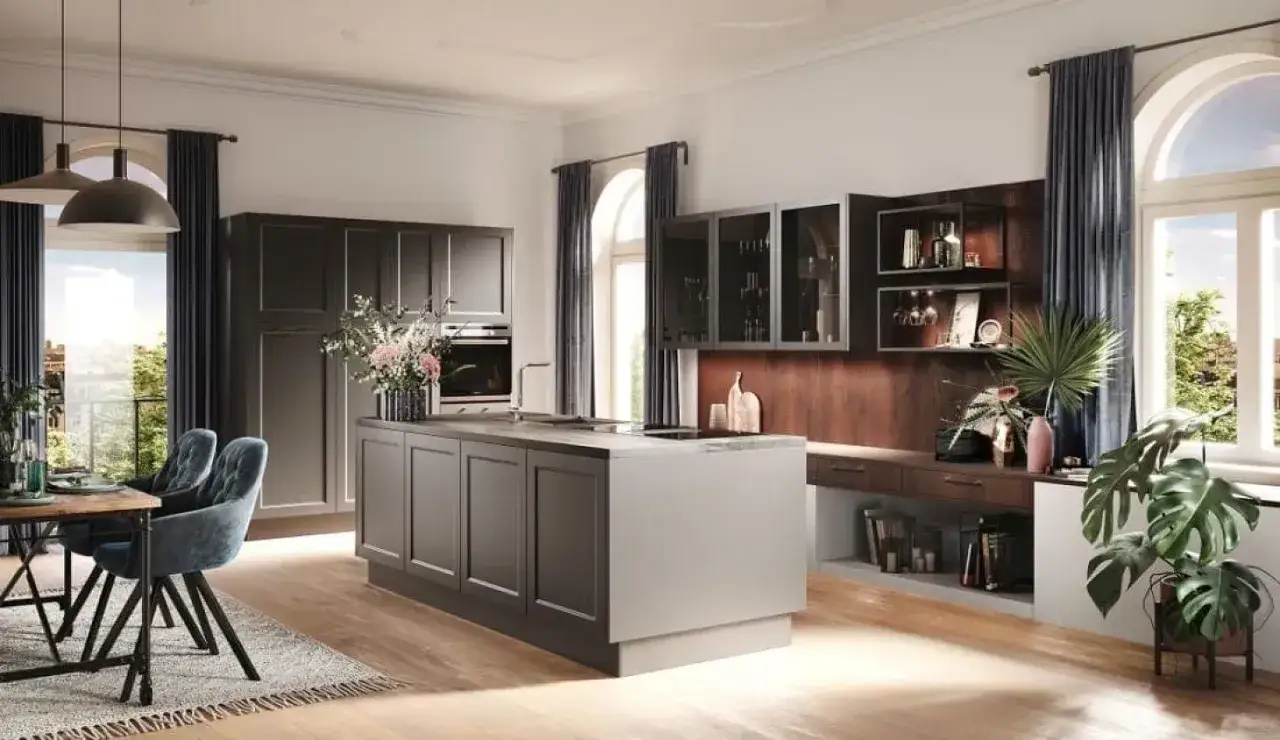 Elegancka kuchnia modern classic z wyspą, ciemnymi szafkami i welurowymi krzesłami przy drewnianym stole.