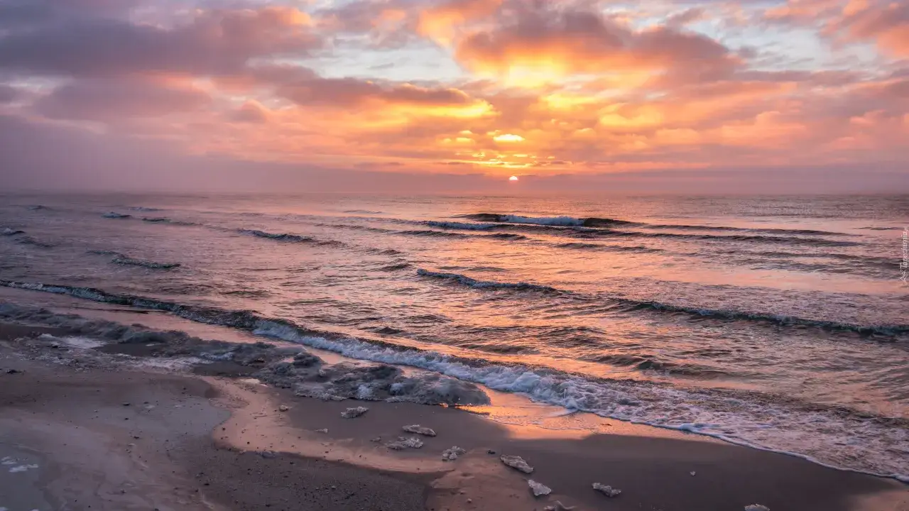 spokojne fale na plaży o wschodzie słońca