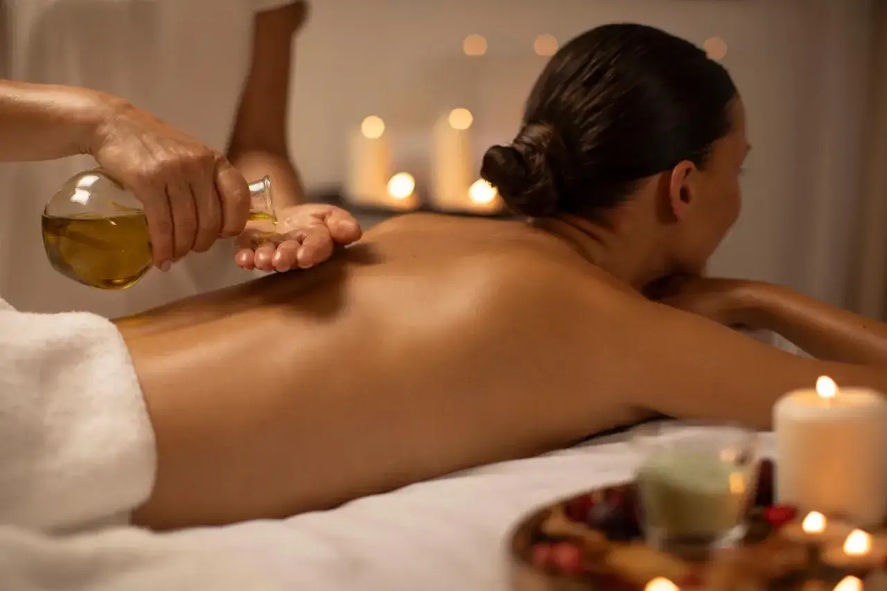 Relaksacyjny masaż pleców z użyciem olejku. Idealny pomysł na bon do spa.