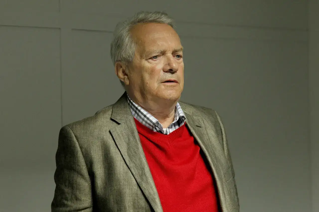 Zdzisław Wardejn w swetrze i marynarce, jakby przygotowywał się do roli w jednym ze swoich filmów.