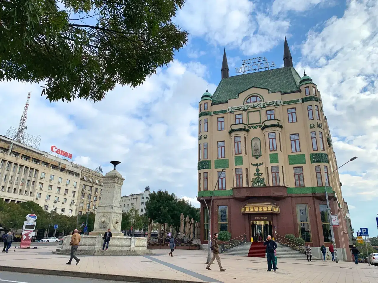 Hotel Moskva, jeden z 7 cud&oacute;w Serbii, w Belgradzie. Monumentalna fontanna i budynki w tle.