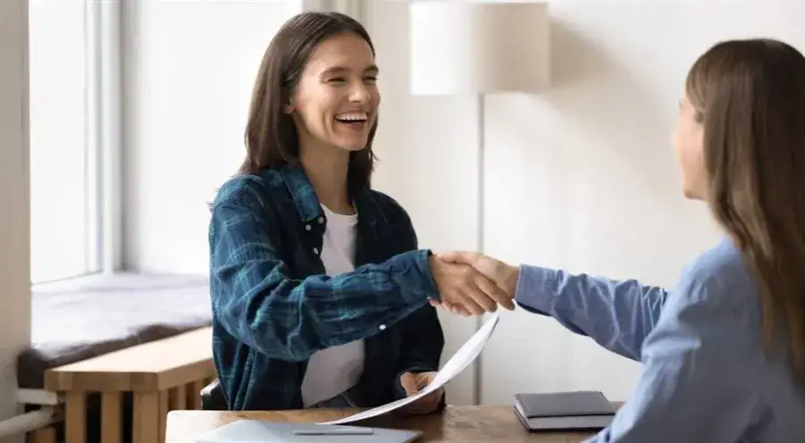 osoba rozmawiająca z doradcą zawodowym