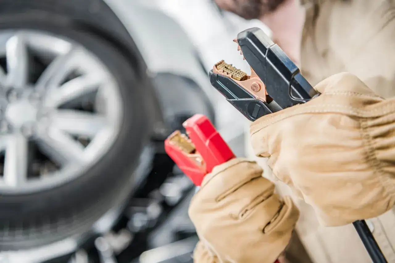 Rękawiczki ochronne i kable rozruchowe &ndash; kluczowe elementy, by wiedzieć, jak odpalić auto z rozładowanym akumulatorem.