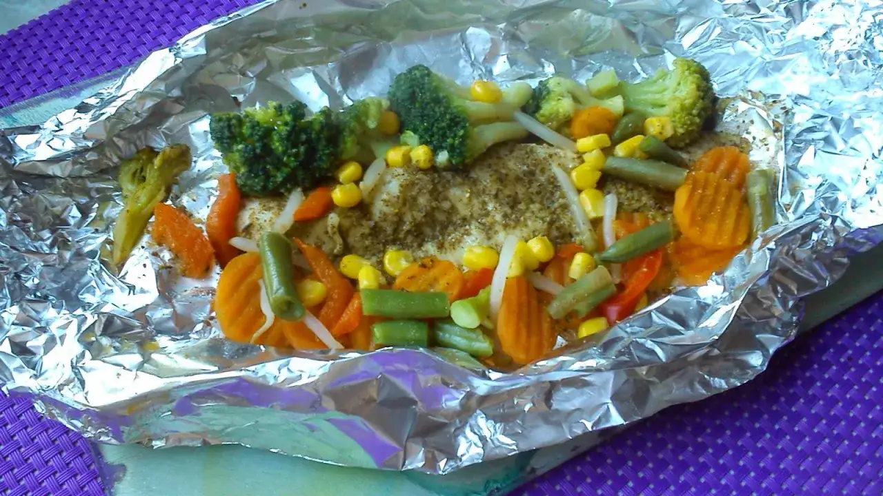pieczenie ryby w folii aluminiowej z warzywami