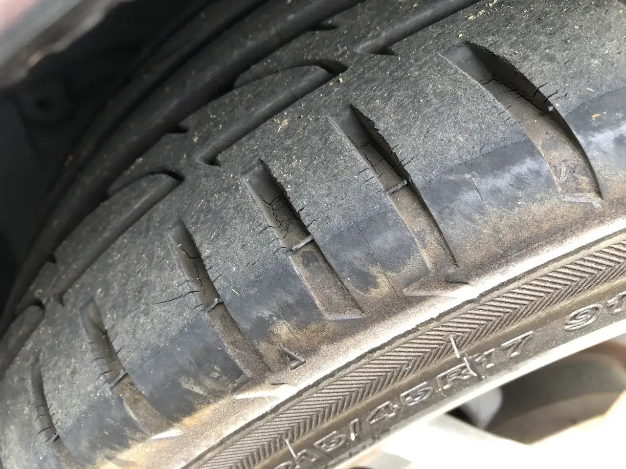 pęknięcia na bocznej ścianie starej opony