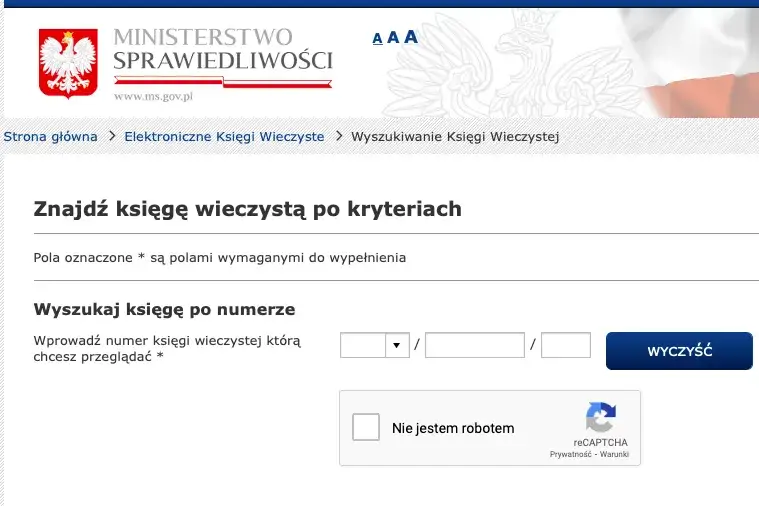 Osoba przeglądająca dokumenty prawne lub księgę wieczystą