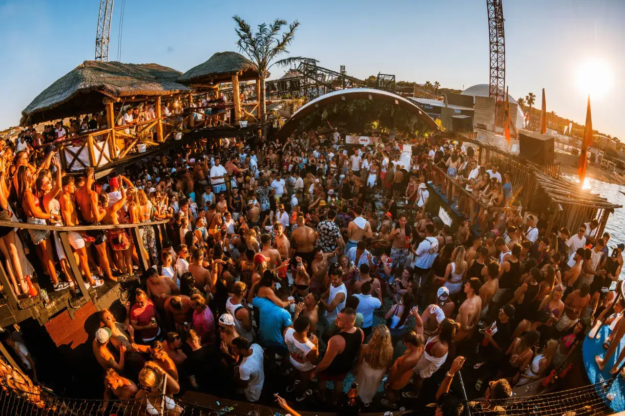 festa in spiaggia giovani europa