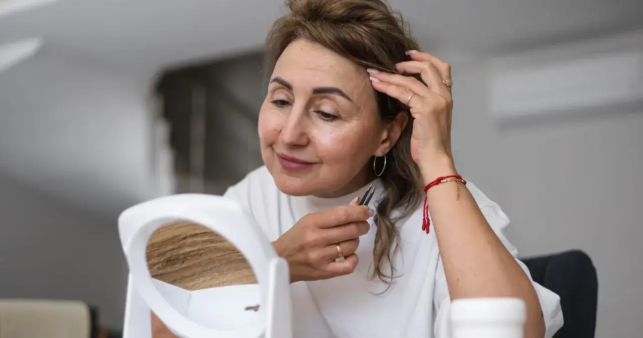 kobieta doświadczająca różnych objawów menopauzy, np. zmęczenie, uderzenia gorąca, sucha skóra kolaż