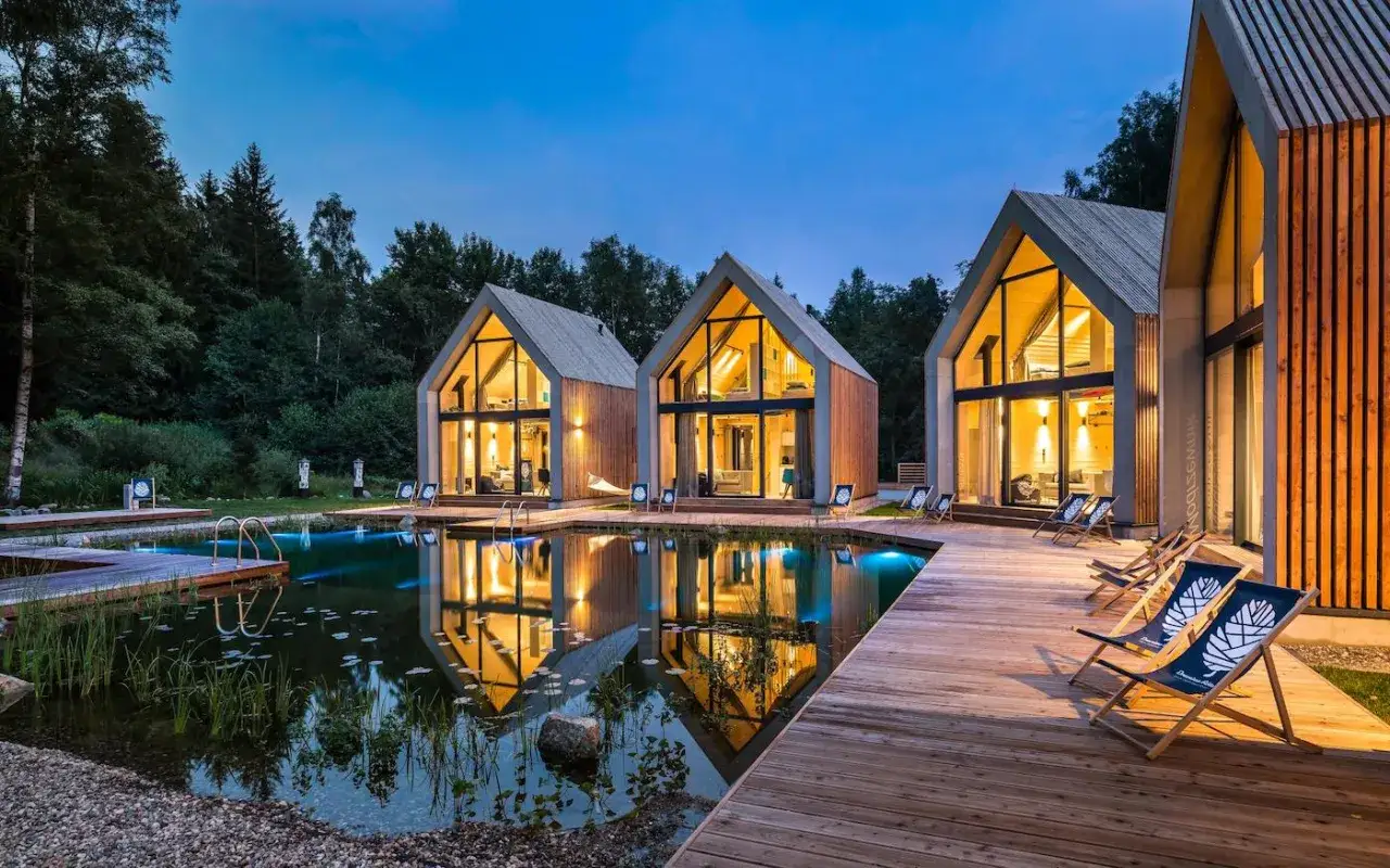 Nowoczesne domki z basenem i tarasem to kwintesencja tego, co to jest glamping: luksusowy wypoczynek na łonie natury.
