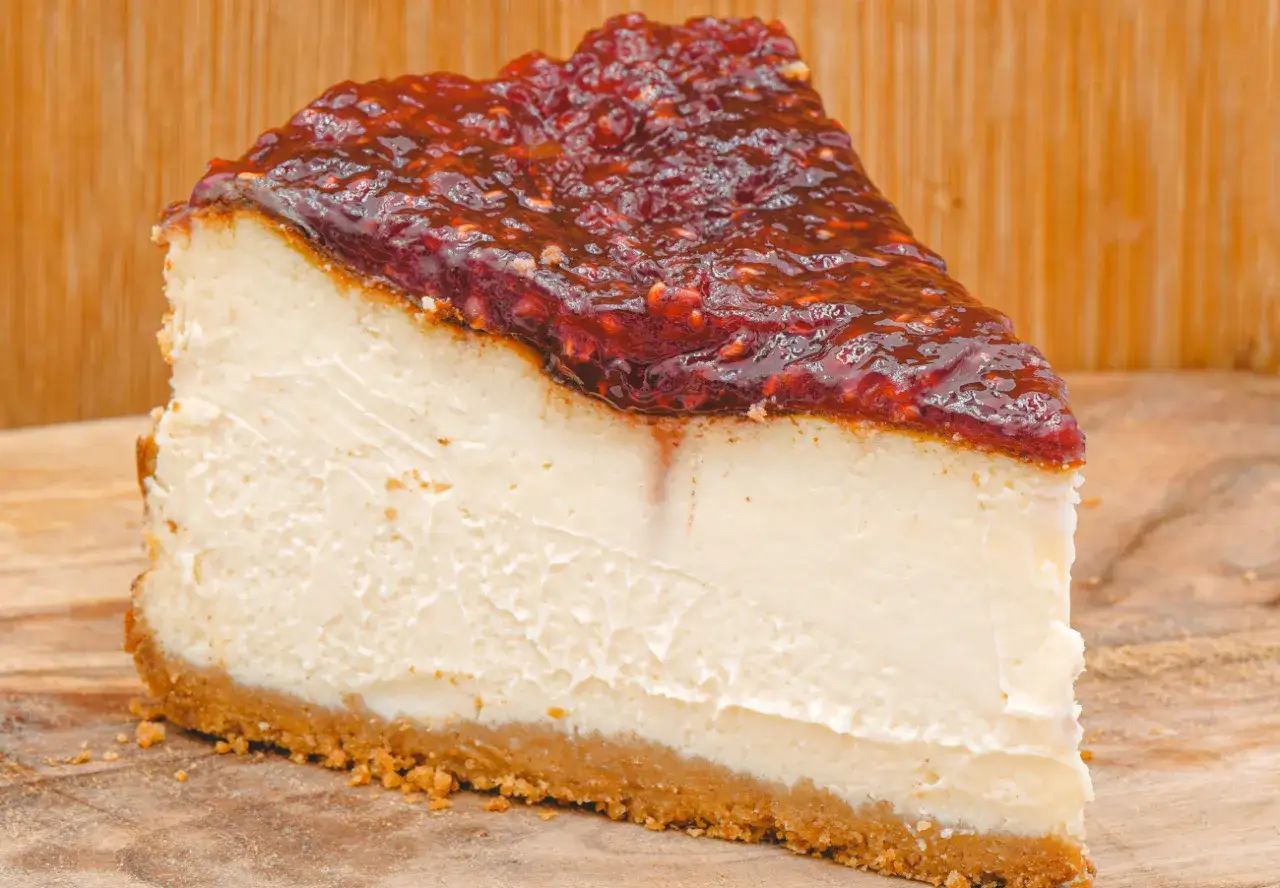 Pyszny sernik z malinową polewą. Idealny, gdy zastanawiasz się, jak zmielić twaróg mikserem, by uzyskać tak kremową masę.
