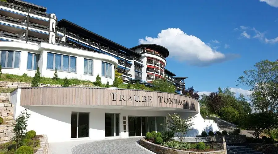 Hotel Traube Tonbach Au&szlig;enansicht modern und traditionell