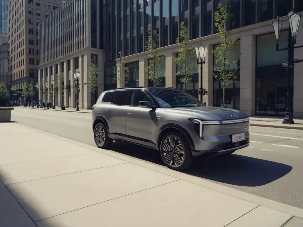 Nowoczesny SUV na drodze miejskiej