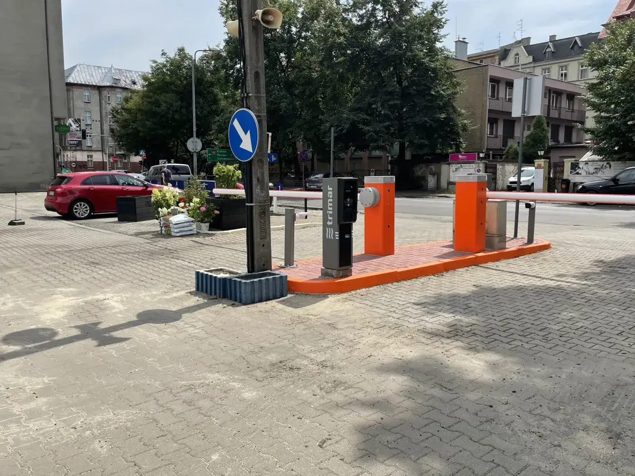Szukasz miejsca, gdzie zaparkować w Katowicach przy dworcu PKP? Zobacz tę bramkę wjazdową na parking.