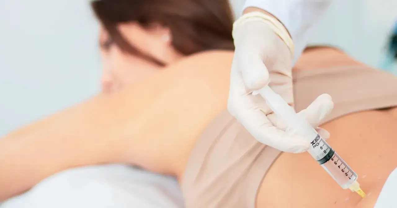 Zabieg iniekcji znieczulającej przed liposukcją kawitacyjną. Sprawdź przeciwwskazania, by cieszyć się bezpieczeństwem.